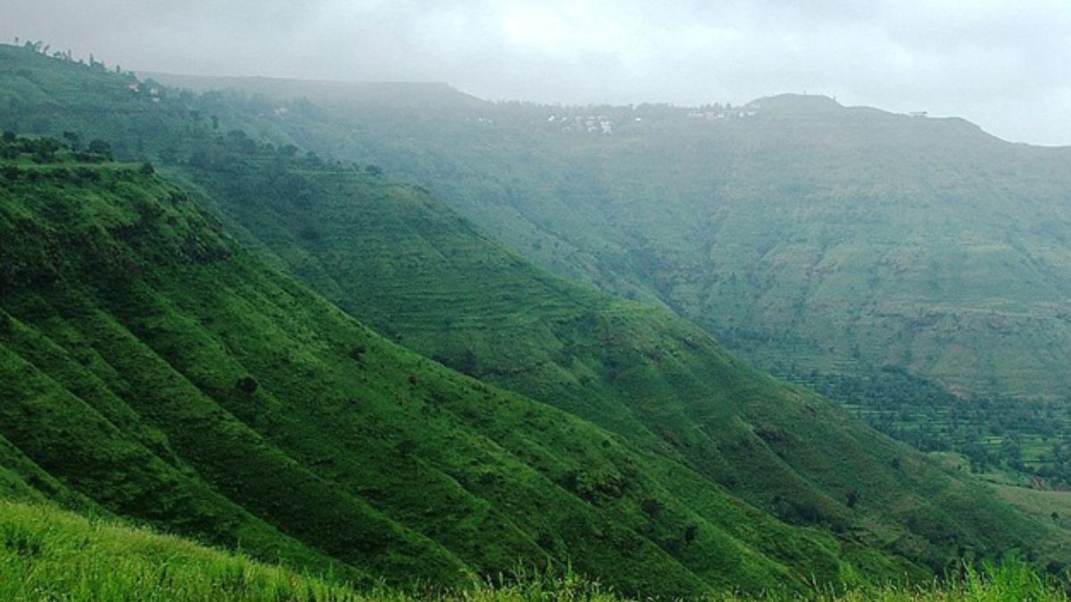 Travel : रिमझिम पाऊस..निसर्गसौंदर्य अन् बेभान मन! पावसाळ्यात महाराष्ट्रातील 'ही' ठिकाणं पाहाल, तर सगळं टेन्शन विसराल..