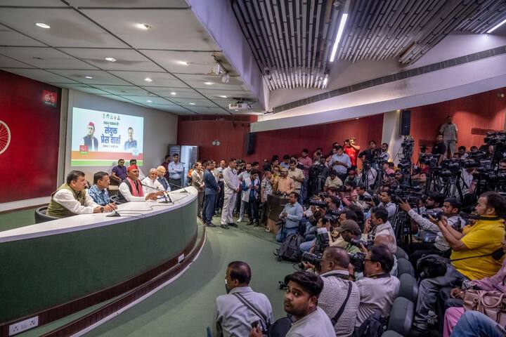 अरविंद केजरीवाल गुरुवार को लखनऊ के सपा कार्यालय में सपा मुखिया अखिलेश यादव के साथ पत्रकारों को संयुक्त रूप से संबोधित कर रहे थे.