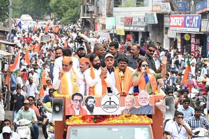 सगळ्यात महत्वाचे म्हणजे दुबईमधून लोकांना मतदानासाठी बोलावले जात आहे. त्यामुळे डोळ्यात तेल घालून काम करा आणि जास्तीत जास्त मतदारांनी मतदान करून महायुतीचे उमेदवार हेमंत गोडसे यांना बहुमताने विजयी करत मोदीजींचे हात भक्कम करावे असे आवाहन शिंदेंनी केले.