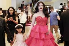 Aaradhya Bachchan Pics: कान्स में आराध्या बच्चन का हर लुक है खास, स्टाइल में मम्मी ऐश्वर्या को पीछे छोड़ देती है बेटी, देखें तस्वीरें