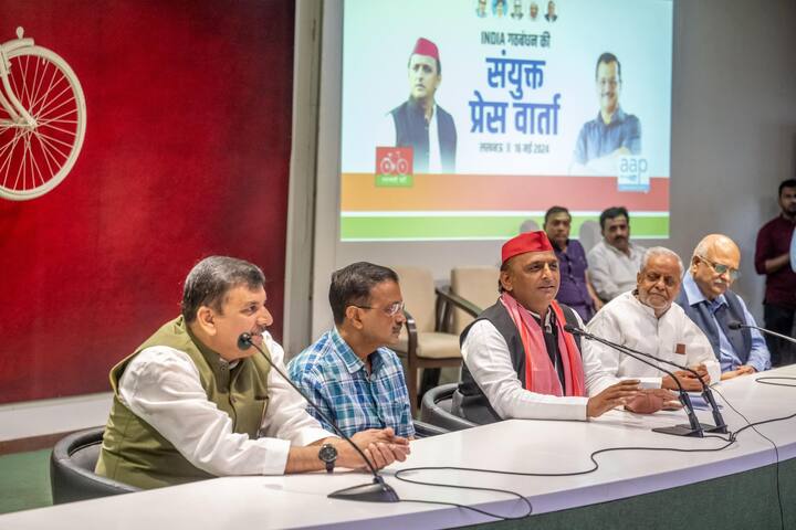 उन्होंने कहा कि मोदी जब प्रधानमंत्री बने तो रिटायरमेंट की आयु 75 साल रखी गई थी. सुमित्रा महाजन, मुरली मनोहर जोशी, लाल कृष्ण आडवाणी इसके उदाहरण हैं. अगले साल 17 सितंबर को मोदी 75 वर्ष के हो जाएंगे. मोदी ने धीरे-धीरे अमित शाह के रास्ते के कांटो को दूर कर लिया है. वसुंधरा राजे, सुमित्रा महाजन, शिवराज सिंह चौहान, डॉ. रमन सिंह को हटाया. अब केवल योगी ही बाधा हैं. उन्हें हटाया जाएगा. उन्हें मोदी हटाएंगे क्योंकि अपने बनाए नियम को वो नहीं तोड़ते. वरना लोग उन पर सवाल उठाएंगे. ये नियम उन्होंने आडवाणी और मुरली मनोहर जोशी को हटाने के लिए बनाए थे.