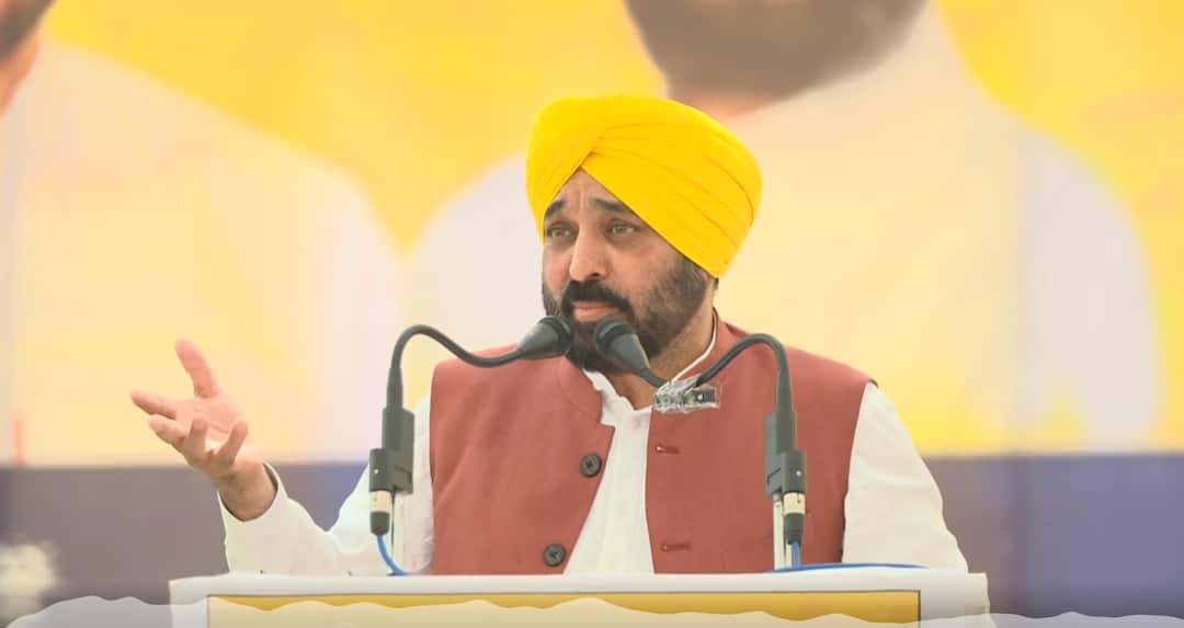Punjab Politics: ਬਾਜਵਾ ਤੇ ਬਾਦਲ ਦਾ ਵਤੀਰਾ ਰਾਜੇ ਰਜਵਾੜਾ ਵਰਗਾ, ਆਮ ਲੋਕਾਂ ਨੂੰ ਦੱਸਦੇ ਨੇ ਮਟੀਰੀਅਲ ਤੇ ਮਲੰਗ-ਭਗਵੰਤ ਮਾਨ Pratap Bajwa and Sukhbir Badal don t understand common people says Bhagwant mann Punjab Politics: ਬਾਜਵਾ ਤੇ ਬਾਦਲ ਦਾ ਵਤੀਰਾ ਰਾਜੇ ਰਜਵਾੜਾ ਵਰਗਾ, ਆਮ ਲੋਕਾਂ ਨੂੰ ਦੱਸਦੇ ਨੇ ਮਟੀਰੀਅਲ ਤੇ ਮਲੰਗ-ਭਗਵੰਤ ਮਾਨ