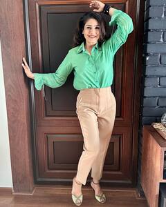 Raveena Tandon photo: 49 વર્ષની ઉંમરે રવિના ટંડને પેન્ટ શર્ટમાં આપ્યા ગોર્જિયસ પોઝ