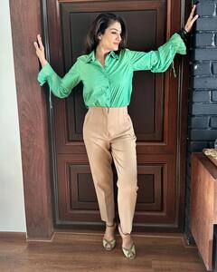 Raveena Tandon photo: 49 વર્ષની ઉંમરે રવિના ટંડને પેન્ટ શર્ટમાં આપ્યા ગોર્જિયસ પોઝ