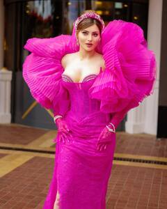 Urvashi Rautela Cannes 2024: उर्वशी रौतेला गुलाबी अप्सरा बनून रेड कार्पेटवर आली, अभिनेत्रीचा फर्स्ट लुक पाहा!