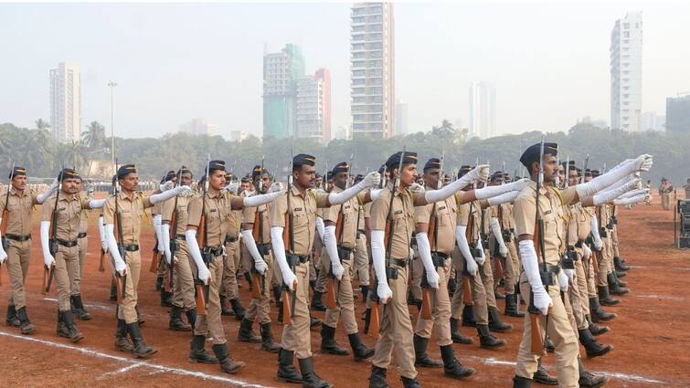 Mumbai Police 90 Police Constables  promoted Maharashtra Police Marathi News आनंदवार्ता! मुंबई पोलिस दलातील 90 पोलीस हवालदारांना पदोन्नती