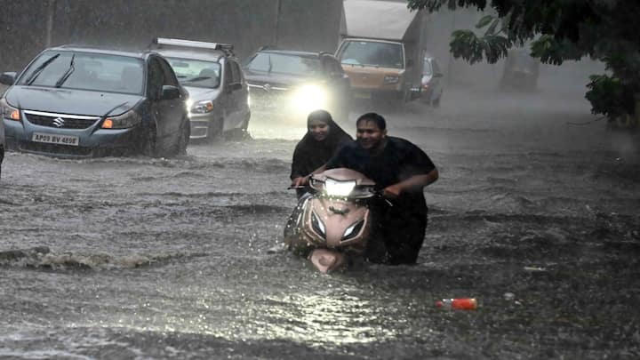 Hyderabad Rain Photos: హైదరాబాద్ లో భారీగా వర్షం పడింది. ఉదయం నుంచి మబ్బు పట్టిన వాతావరణం ఉండగా మధ్యాహ్నానికి పెద్ద వర్షం కురిసింది.