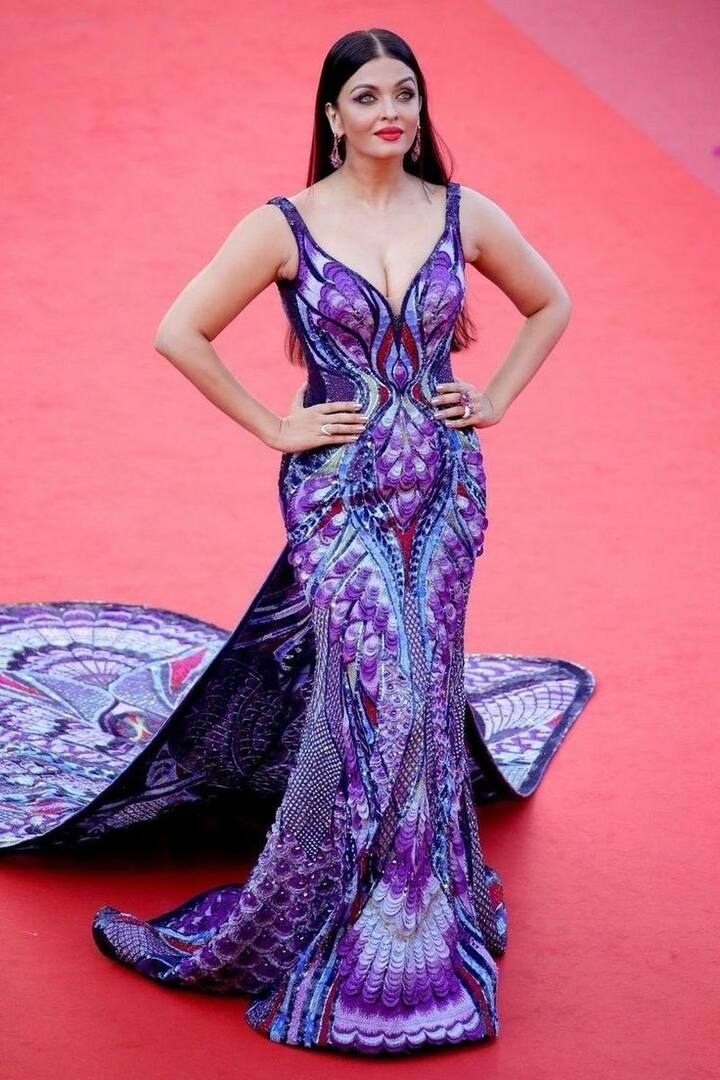 2018 में भी, फैशन आइकन ऐश्वर्या राय बच्चन ने माइकल सिन्को गाउन पहनकर सबके होश उड़ाए थे. इसमें फ्रेंच पैलेट के साथ स्वारोवस्की क्रिस्टल से सजी 20 फुट लंबी पगडंडी दी गई थी, जिसने खूब सुर्खियां बटोरी.