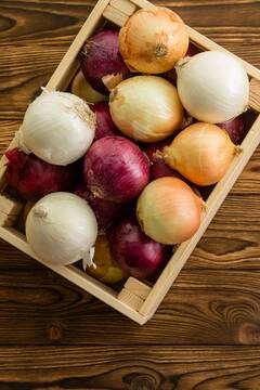 Raw Onions: स्वाद ही नहीं सेहत से भी भरपूर है कच्चा प्याज, गर्मी में खाएंगे तो होंगे ये फायदे