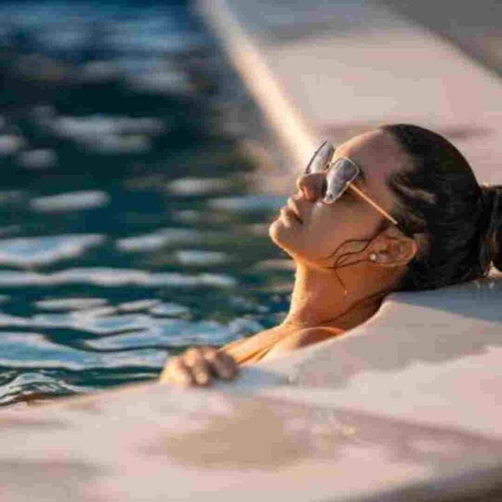 ਸੂਰਜ ਦੀਆਂ ਹਾਨੀਕਾਰਕ ਕਿਰਨਾਂ ਸਾਡੀਆਂ ਅੱਖਾਂ ਨੂੰ ਬਹੁਤ ਨੁਕਸਾਨ ਪਹੁੰਚਾਉਂਦੀਆਂ ਹਨ, ਜਿਸ ਕਾਰਨ ਕਈ ਗੰਭੀਰ ਬਿਮਾਰੀਆਂ ਦਾ ਖ਼ਤਰਾ ਵੱਧ ਜਾਂਦਾ ਹੈ, ਜਿਸ ਵਿਚ ਮੋਤੀਆਬਿੰਦ, ਅੱਖਾਂ ਵਿਚ ਜਲਣ ਅਤੇ ਹੋਰ ਸਮੱਸਿਆਵਾਂ ਸ਼ਾਮਲ ਹਨ। ਸਨਗਲਾਸ ਪਹਿਨ ਕੇ ਤੁਸੀਂ ਆਪਣੀਆਂ ਅੱਖਾਂ ਨੂੰ ਇਨ੍ਹਾਂ ਸਮੱਸਿਆਵਾਂ ਤੋਂ ਬਚਾ ਸਕਦੇ ਹੋ। ਪਰ ਇਹ ਜ਼ਰੂਰੀ ਨਹੀਂ ਹੈ ਕਿ ਹਰ ਸਨਗਲਾਸ ਤੁਹਾਡੀਆਂ ਅੱਖਾਂ ਦੀ ਸੁਰੱਖਿਆ ਦਾ ਕੰਮ ਕਰੇ। ਸਨਗਲਾਸ ਖਰੀਦਦੇ ਸਮੇਂ ਤੁਹਾਨੂੰ ਕੁਝ ਗੱਲਾਂ ਦਾ ਖਾਸ ਧਿਆਨ ਰੱਖਣਾ ਚਾਹੀਦਾ ਹੈ।