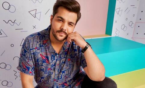 पढ़ाई के दौरान उन्हें कॉमेडी वीडियो देखने का चस्का लगा. जिसके बाद उन्होंने खुद के शॉर्ट्स बनाने शुरू कर दिए. यूट्यूब पर उनका चैनल आशीष चंचलानी वाइन्स के नाम से है.