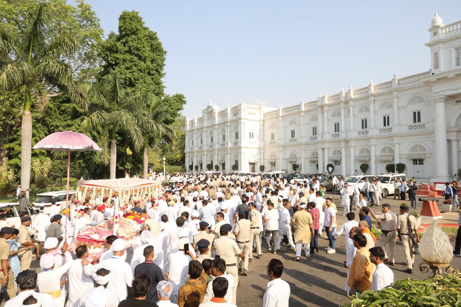 राजमाता माधवी राजे सिंधिया का हुआ अंतिम संस्कार, ज्योतिरादित्य सिंधिया ने दी मुखाग्नि