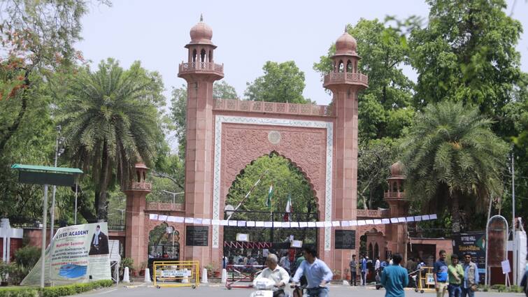 AMU के 10 छात्रों का पढ़ाई के दौरन हुआ कैंपस प्लेसमेंट, लाखों का पैकेज हुआ है ऑफर