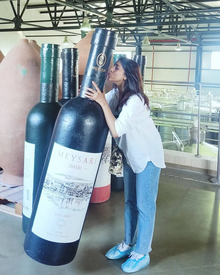 ఈ ఫోటోలను ఇన్​స్టాలో షేర్ చేస్తూ.. In the end Wine – because no great story ever started with someone eating a salad.” In our case trip 😜🔚🍷👍😃🥗😀😁😔😋🤤 అంటూ క్యాప్షన్ ఇచ్చింది.(Images Source : Instagram/Rashmi Gautam)