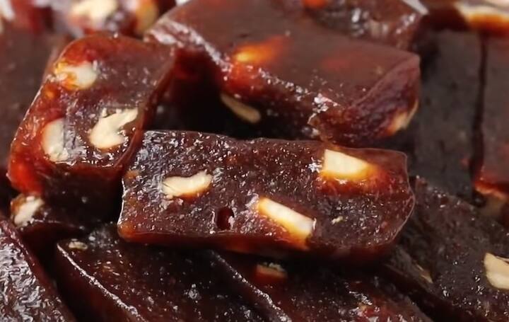 செய்முறை : ஒரு பாத்திரத்தில் தண்ணீரை சுடவைத்து எடுத்துக் கொள்ளவும். அதில் கொட்டை எடுத்த பேரீச்சம்பழத்தை சேர்த்து பதினைந்து நிமிடம் ஊற வைக்கவும்.