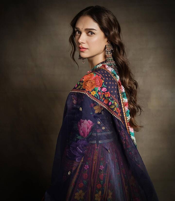 लेकिन आपको जानकर हैरानी होगी कि अदिति ने प्रोफेशनल लाइफ में जितनी कामयाबी हासिल की है. उतना ही दर्द पर्सनल लाइफ में झेली. एक्ट्रेस की पहली शादी महज 21 साल की उम्र में एक्टर सत्यदीप मिश्रा से हो गई थी.