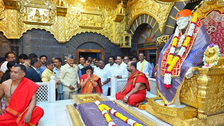 Chandrababu Nara Bhuvaneshwari worships Sai baba temple in Shirdi Chandrababu Shirdi Tour: షిరిడీ సాయి సన్నిధిలో చంద్రబాబు దంపతుల పూజలు