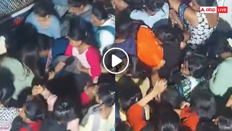 viral video of mumbai local train women climbing over each other for boarding train एक दूसरे से ऊपर चढ़कर ट्रेन में सवार होने की कोशिश, मुंबई लोकल का वीडियो हो रहा वायरल