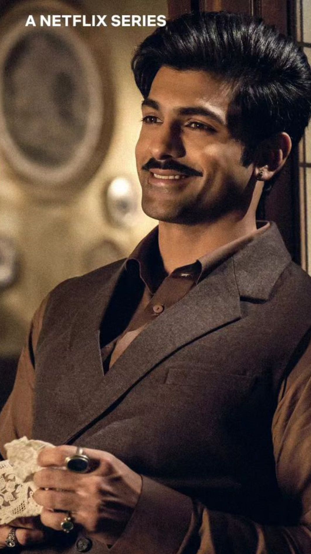 সিরিজের তাঁর উপস্থিতি বিশেষ নজর কেড়েছে। সোশ্যাল মিডিয়ায় তাঁর ছবি রীতিমতো ভাইরাল। মন উড়েছে একাধিক নারীর।