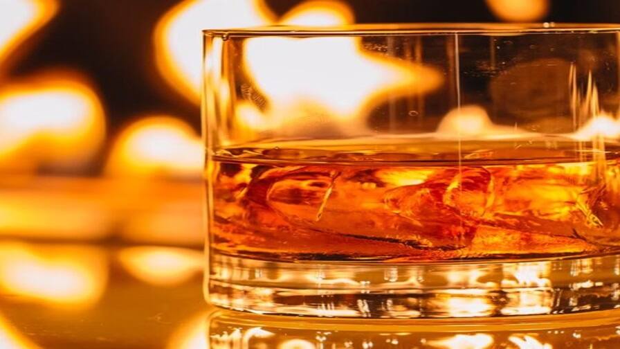 drinking alcohol in car shani rahu give bad impact in life money loss શું તમે કારમાં દારૂ પીવો અને માંસ ખાવ છો, તો થઇ જાવ સાવધાન, આ ગ્રહ કરશે કંગાળ