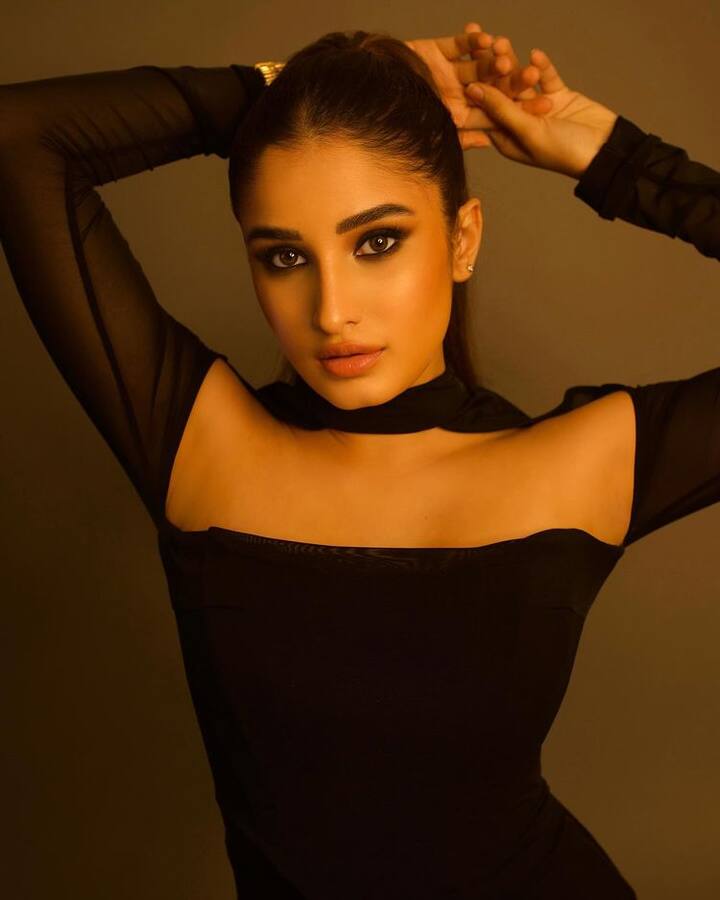 Rasha Thadani Photo: બૉલીવુડની હૉટ એક્ટ્રેસ રવીના ટંડનની લાડલી રાશા થડાની અત્યારે માત્ર 19 વર્ષની જ છે, અને તેને સુંદરતામાં મોટી મોટી હીરોઇનોને પણ માત આપી છે. રાશાને સુંદરતા વારસામાં મળી છે.