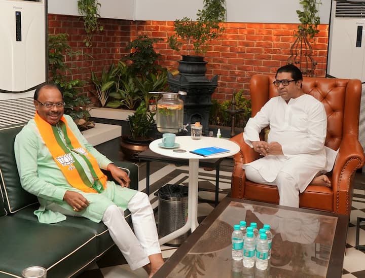 बुधवार को ही महाराष्ट्र बीजेपी के अध्यक्ष चंद्रशेखर बावनकुल ने मुंबई में राज ठाकरे से मुलाकात की थी.