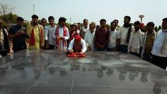 UP Lok Sabha Election 2024: वोट मांगने गए सपा प्रत्याशी लेट कर परिक्रमा लगाने लगे, तस्वीरों में देखें नेताजी का अनोखा अंदाज