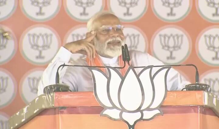 जनसभा के दौरान पीएम को कुछ ऐसा दिखा कि वो अपनी हंसी नहीं रोक सके.
