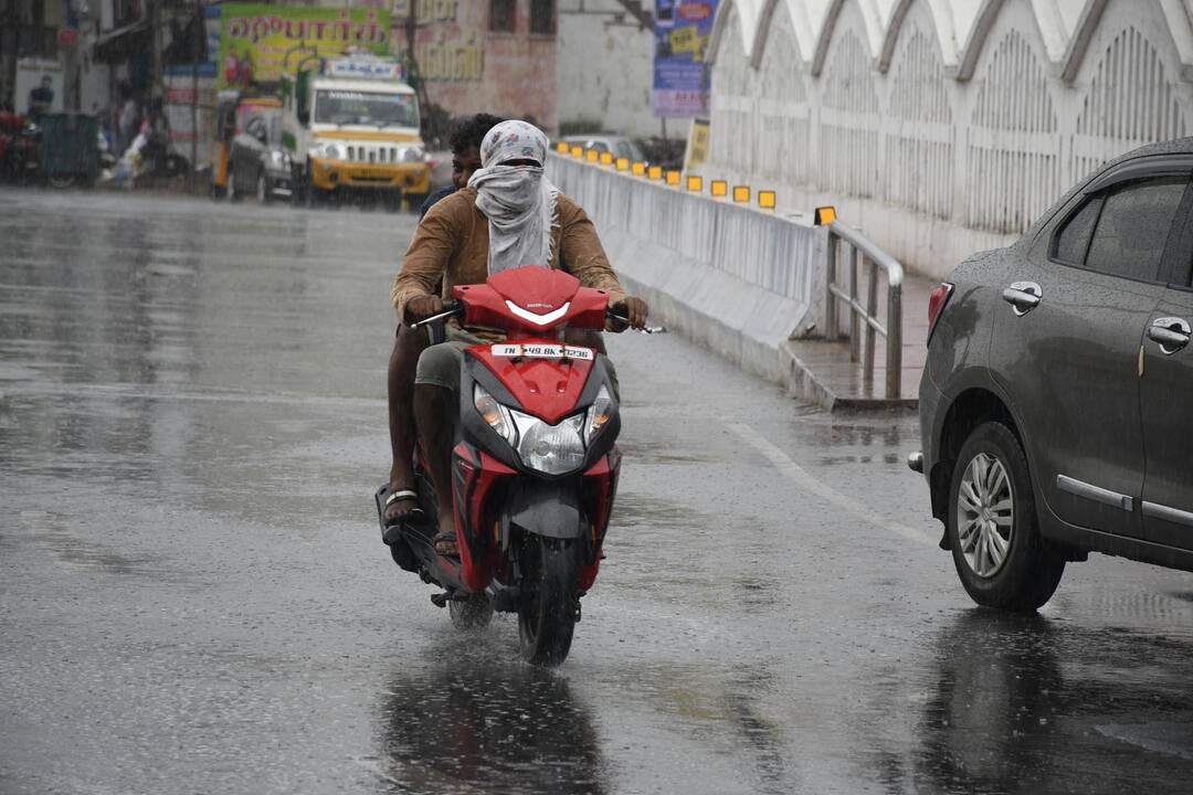 தஞ்சையை குளிர்வித்த தொடர் மழை: குளிர் காற்று வீசியதால் மக்கள் மகிழ்ச்சி