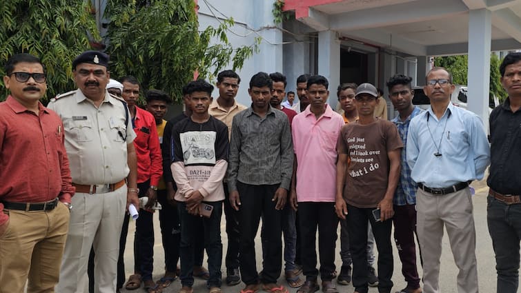 bastar Collector freed 13 laborers held hostage in Karnataka victims of contractor exploitation ann कर्नाटक में बंधक बनाये गए बस्तर के 13 मजदूरों को कलेक्टर ने कराया रिहा, जानें पूरा मामला