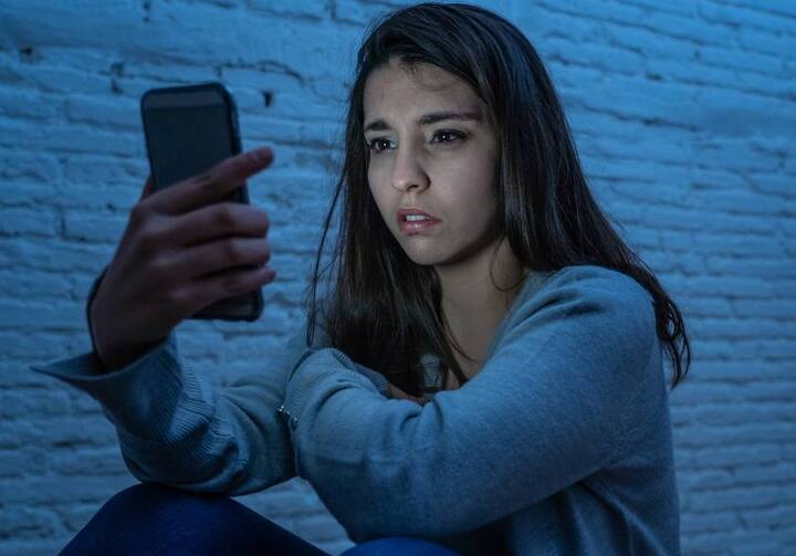 ब्रेकअप के बाद भी कई लड़कियां अपने एक्स को स्टॉक करती हैं और यह जानने की इच्छा रखती हैं कि उनके जीवन में क्या चल रहा है. इस युग में यह स्वाभाविक है जहां लोग ऑनलाइन रियलिटी शो की तरह अपना जीवन जीते हैं.