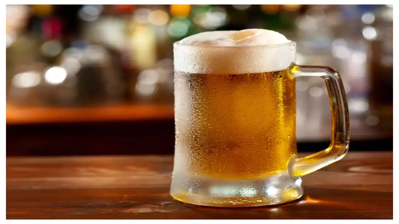 Beer Side Effects : बीअर प्यायल्याने होतात हे 5 धोकादायक आजार, वेळीच आवरलं नाही तर जगणंही होईल मुश्किल