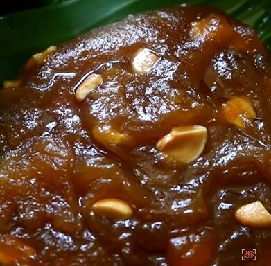 தண்ணீர் ஊற்றி அதில் சர்க்கரை சேர்த்து பாகாக மாறும் வரை காய்ச்சி எடுத்துக்கொள்ளவும். அடுத்தது ஒரு கடாயில் நெய் ஊற்றி சூடாக்கி கொள்ளவும்.