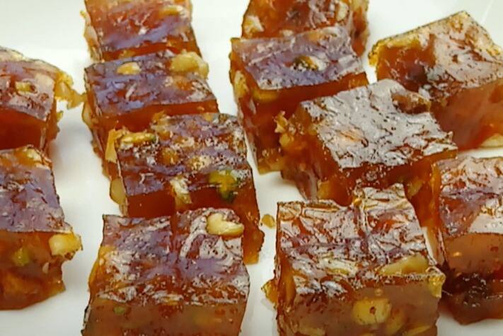தேவையான பொருட்கள்: பேரிச்சம்பழம் - 1 கப், பாதாம் - 1/4 கப், வால்நட் - 1/4 கப், முந்திரி - 1/4 கப், பிஸ்தா - 1/4 கப், உலர் திராட்சை - 1 மேசைக்கரண்டி, சாரப்பருப்பு - 1 தேக்கரண்டி, முலாம்பழ விதைகள் - 2 தேக்கரண்டி, நெய், ஏலக்காய் தூள், சர்க்கரை - 1/2 கப், தண்ணீர் - 1/2 கப்