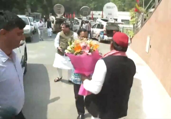 अरविंद केजरीवाल और अखिलेश यादव की मुलाकात के दौरान AAP के राज्यसभा सांसद संजय सिंह सहित कई नेता भी मौजूद रहे.