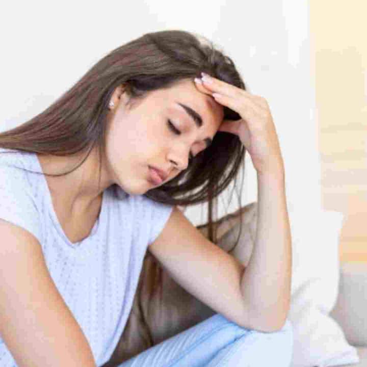 ਸਾਰਾ ਦਿਨ ਕੰਮ ਕਰਨ ਤੋਂ ਬਾਅਦ ਸ਼ਾਮ ਨੂੰ ਜਾਂ ਰਾਤ ਨੂੰ ਥਕਾਵਟ ਮਹਿਸੂਸ ਹੋਣਾ ਆਮ ਗੱਲ ਹੈ ਪਰ ਜੇਕਰ ਤੁਸੀਂ ਰੋਜ਼ਾਨਾ ਸਵੇਰੇ ਥਕਾਵਟ ਮਹਿਸੂਸ ਕਰਦੇ ਹੋ ਤਾਂ ਇਹ ਚਿੰਤਾ ਦੀ ਗੱਲ ਹੈ। ਗਲਤੀ ਨਾਲ ਵੀ ਸਰੀਰ ਦੇ ਇਸ ਸੰਕੇਤ ਨੂੰ ਨਜ਼ਰਅੰਦਾਜ਼ ਨਾ ਕਰੋ, ਇਸ ਕਾਰਨ ਤੁਹਾਨੂੰ ਗੰਭੀਰ ਸਮੱਸਿਆਵਾਂ ਦਾ ਸਾਹਮਣਾ ਕਰਨਾ ਪੈ ਸਕਦਾ ਹੈ। ਜੇਕਰ ਤੁਸੀਂ ਸਵੇਰੇ ਉੱਠਣ ਤੋਂ ਬਾਅਦ ਥਕਾਵਟ ਮਹਿਸੂਸ ਕਰਦੇ ਹੋ, ਤਾਂ ਤੁਹਾਨੂੰ ਆਪਣੀ ਜੀਵਨ ਸ਼ੈਲੀ ਵਿੱਚ ਕੁਝ ਬਦਲਾਅ ਕਰਨਾ ਚਾਹੀਦਾ ਹੈ। ਆਓ ਜਾਣਦੇ ਹਾਂ ਸਵੇਰੇ ਉੱਠਣ ਤੋਂ ਬਾਅਦ ਸਾਨੂੰ ਥਕਾਵਟ ਕਿਉਂ ਮਹਿਸੂਸ ਹੁੰਦੀ ਹੈ।