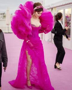 Cannes 2024: उर्वशी रौतेला ने कान्स में दीपिका पादुकोण का लुक किया कॉपी, एक्ट्रेस हुईं ट्रोल