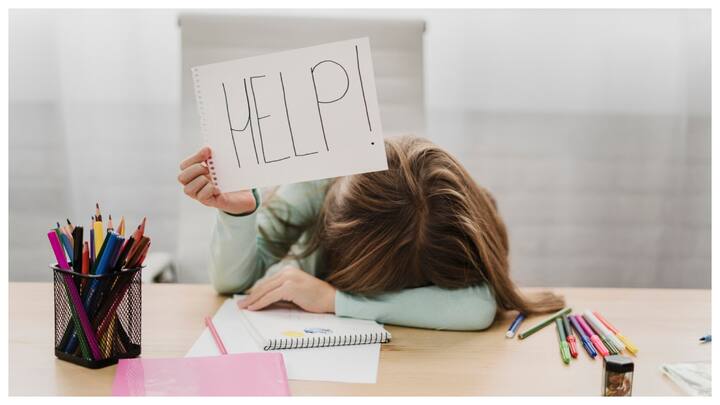 चिड़चिड़ापन: अगर आपका बच्चा अचानक ज्यादा चिड़चिड़ा या गुस्सैल हो गया है, तो यह तनाव का संकेत हो सकता है.