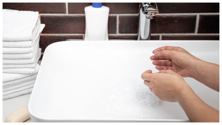 फिल्टर साफ करें: नल और शॉवर में एक छोटी सी जाली होती है, जिसे एरेटर कहते हैं. यह धीरे-धीरे गंदगी से भर जाती है, जिससे पानी कम आता है. एरेटर को नल से निकालें और अच्छे से साफ करें.