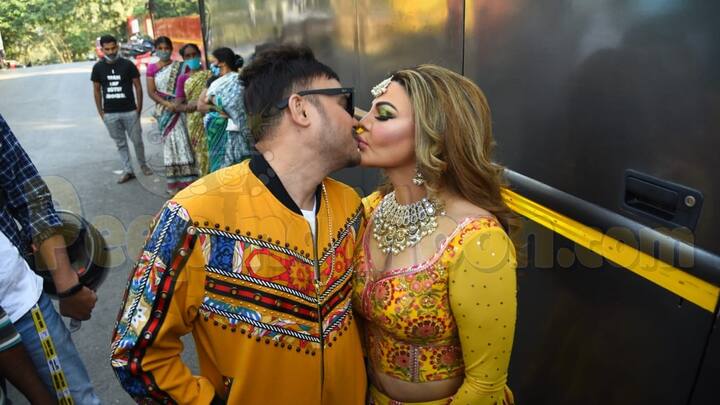 ਦੂਜੇ ਪਾਸੇ ਰਿਤੇਸ਼ ਰਾਖੀ ਦੀ ਬੀਮਾਰੀ ਬਾਰੇ ਮੀਡੀਆ ਨਾਲ ਗੱਲ ਕਰ ਰਹੇ ਹਨ। ਰਿਤੇਸ਼ ਨੇ ਨਿਊਜ਼ 18 ਸ਼ੋਸ਼ਾ ਨੂੰ ਦਿੱਤੇ ਇੰਟਰਵਿਊ 'ਚ ਇਹ ਵੀ ਦੱਸਿਆ ਸੀ ਕਿ ਰਾਖੀ ਨੂੰ ਛਾਤੀ ਅਤੇ ਪੇਟ 'ਚ ਦਰਦ ਹੋਣ ਤੋਂ ਬਾਅਦ ਹਸਪਤਾਲ 'ਚ ਭਰਤੀ ਕਰਵਾਇਆ ਗਿਆ ਸੀ। ਉਸਨੇ ਦਾਅਵਾ ਕੀਤਾ ਕਿ ਕੁਝ ਟੈਸਟ ਕਰਵਾਉਣ ਤੋਂ ਬਾਅਦ, ਡਾਕਟਰਾਂ ਨੇ ਉਸਦੀ ਬੱਚੇਦਾਨੀ ਵਿੱਚ ਇੱਕ ਟਿਊਮਰ ਦਾ ਪਤਾ ਲਗਾਇਆ। ਰਿਤੇਸ਼ ਮੁਤਾਬਕ ਉਨ੍ਹਾਂ ਨੂੰ ਸ਼ੱਕ ਹੈ ਕਿ ਰਾਖੀ ਨੂੰ ਕੈਂਸਰ ਹੈ। ਹਾਲਾਂਕਿ ਕਈ ਹੋਰ ਰਿਪੋਰਟਾਂ ਦਾ ਅਜੇ ਇੰਤਜ਼ਾਰ ਹੈ।