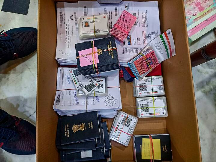 तत्काल पासपोर्ट बनाने के लिए आप भारत सरकार की ऑफिशियल वेबसाइट www.passportindia.gov.in पर जाकर अप्लाई कर सकते हैं. इसके अलावा आप ऑफलाइन तरीके से भी आवेदन कर सकते हैं.