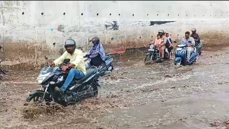 Madurai Rain Due to the accumulation of rain water in the entire tunnel next to the Vaigai River - TNN Madurai Rain: வைகையாற்றை ஒட்டியுள்ள சுரங்கப்பாதையில் தேங்கிய மழைநீர்...  நனைந்தபடி செல்லும் வாகனங்கள்