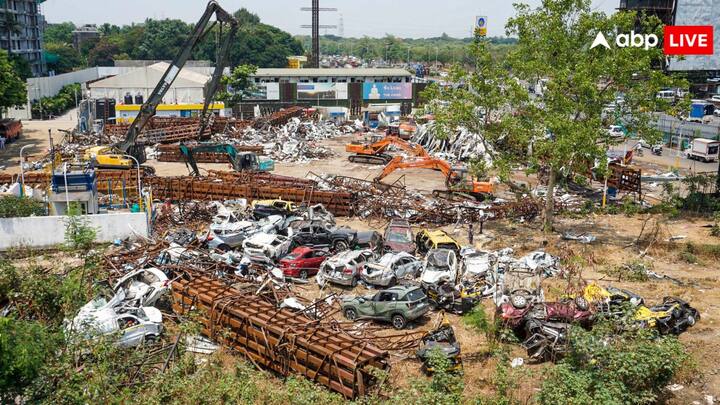 अधिकारी ने बताया कि दंपति के शवों को निकालने के लिए होर्डिंग के एक-दूसरे से जुड़े पांच गर्डर को एक-एक करके काटना पड़ा. नगर निगम प्रमुख ने कहा कि उन्होंने घटनास्थल का मुआयना किया और यह सुनिश्चित किया कि वहां कोई और व्यक्ति नहीं फंसा है.