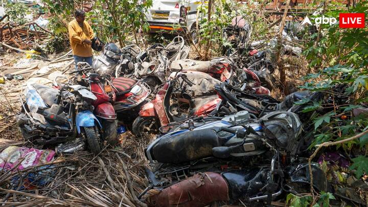 उन्होंने बताया कि घटनास्थल पर दिन में अब मलबा हटाया जाएगा. बीएमसी आयुक्त भूषण गगरानी ने बताया कि इस हादसे में बीएमसी, मुंबई पुलिस, बीपीसीएल, एनडीआरएफ, मुंबई अग्निशमन विभाग और महानगर गैस जैसी एजेंसियों ने बचाव अभियान चलाया और 'उचित समन्वय बनाए रखते हुए' इसे पूरा किया. उन्होंने बताया कि इसके अलावा महानगर में अवैध होर्डिंग हटाने के लिए बड़े पैमाने पर कार्रवाई की जा रही है.