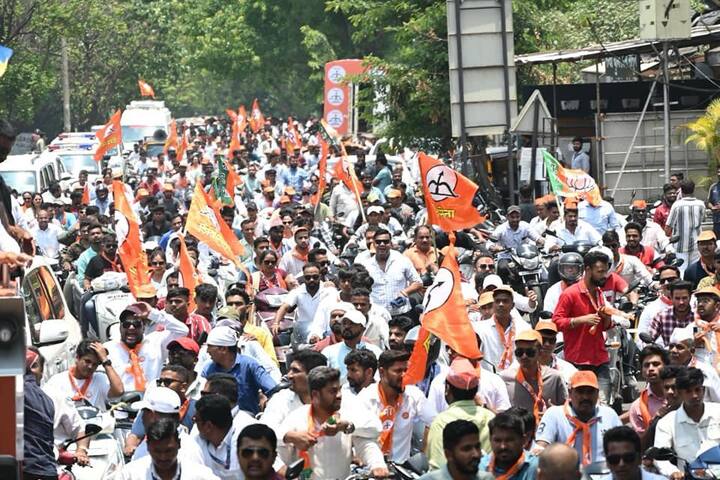 मुख्यमंत्री एकनाथ शिंदेंनी आज नाशिकमध्य रोड शो केला. यावेळी, शिवसेना पक्षाचे जिल्ह्यातील नेते व पदाधिकारी यांसह कार्यकर्तेही मोठ्या संख्येने हजर होते.