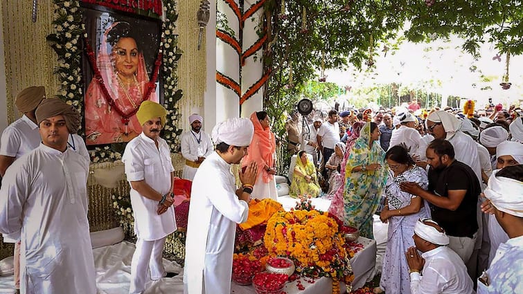 Union Minister Jyotiraditya Scindia's Mother Madhavi Raje Scindia Mortal Remains Of Union Minister Jyotiraditya Scindia's Mother Madhavi Raje Consigned To Flames In Gwalior