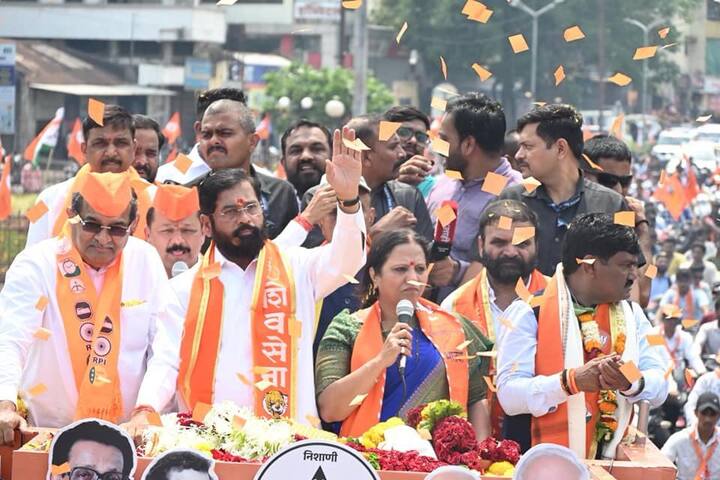 मुंबई बॉम्बस्फोटातील आरोपीला ते सोबत घेऊन प्रचार करत आहेत. त्यांच्या निवडणूक रॅलीमध्ये पाकिस्तानचे झेंडे झळकवले आहेत. त्यामुळे अशा प्रवृत्तीचा निषेध करण्यासाठी मतदान करा, असे आवाहनही शिंदेंनी केले.