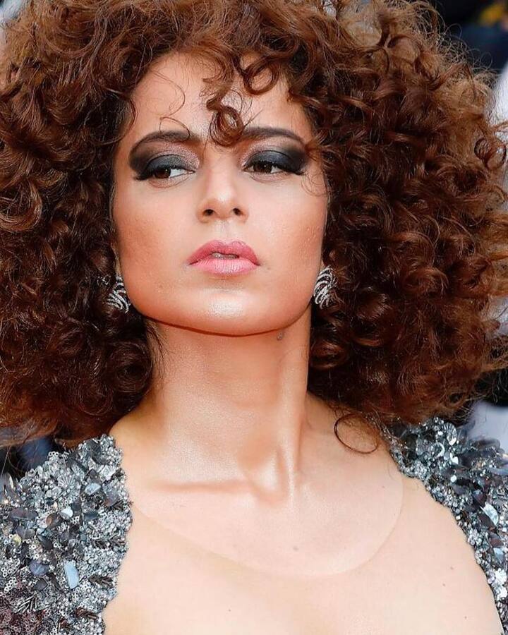 एक्ट्रेस कंगना रनौत भी कान्स के रेड कार्पेट पर जलवा बिखेर चुकी हैं. उन्होंने अपनी झिलमिलाती बॉडीकॉन ड्रेस के साथ सिल्वर स्मोकी आंखों को चुना जो एक-दूसरे को कॉम्पलिमेंट कर रही हैं.