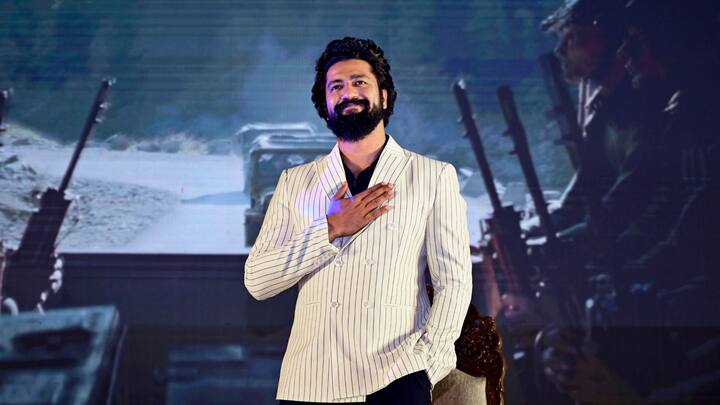 নাহ, গ্ল্যামার দুনিয়া বললে ভুল হবে। নায়ক হয়ে ইন্ডাস্ট্রিতে পা রাখেননি তিনি। কিশোর নমিত কপূরের অ্যাকডমিতে অভিনয় শেখার জন্য ভর্তি হন তিনি।