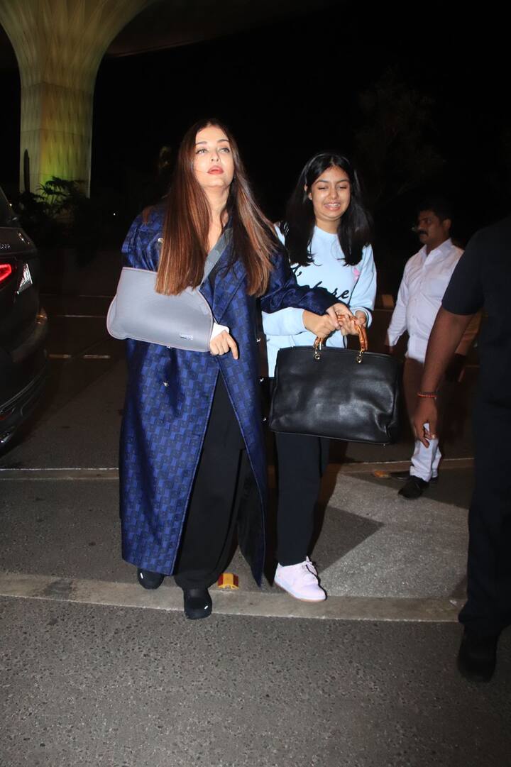 ऐश्वर्या राय बच्चन के लुक की बात करें तो उन्होंने ब्लू लॉन्ग कोट के साथ ब्लैक पैंट पहनी थी. जिसमें वो बेहद खूबसूरत लग रही थीं.